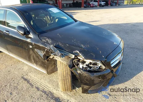 2020 Mercedes-Benz C 300 z USA, uszkodzony, nr VIN 55SWF8DB1LU323688